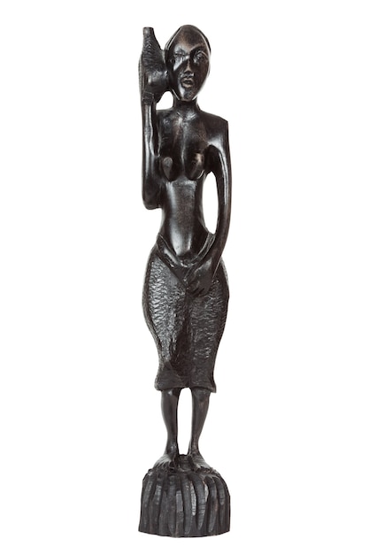 Antique africain noir ébène statue de femme portant de l'eau sur un fond blanc