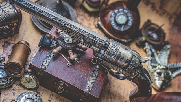 Antiquité Bronze Gun And Old Pirate Collection