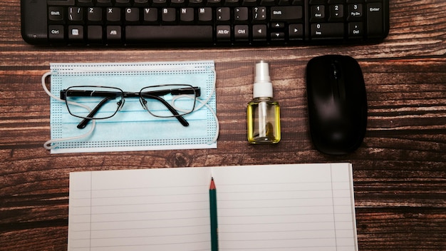 Antiseptique avec masque facial et clavier sur le bureau