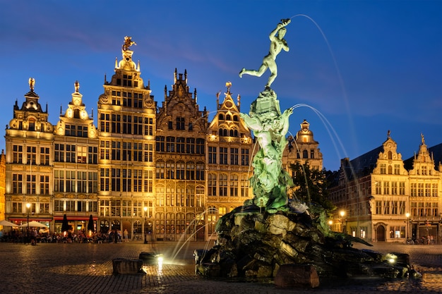 Antwerp Grote Markt avec célèbre statue de Brabo et fontaine la nuit, Belgique