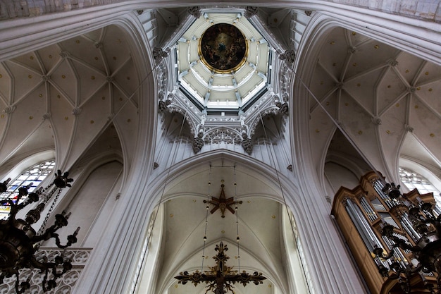 ANVERS, BELGIQUE - 2 octobre 2019 : Intérieurs, peintures, vitraux et détails de la cathédrale Notre-Dame d'Anvers à Anvers, région flamande, Belgique