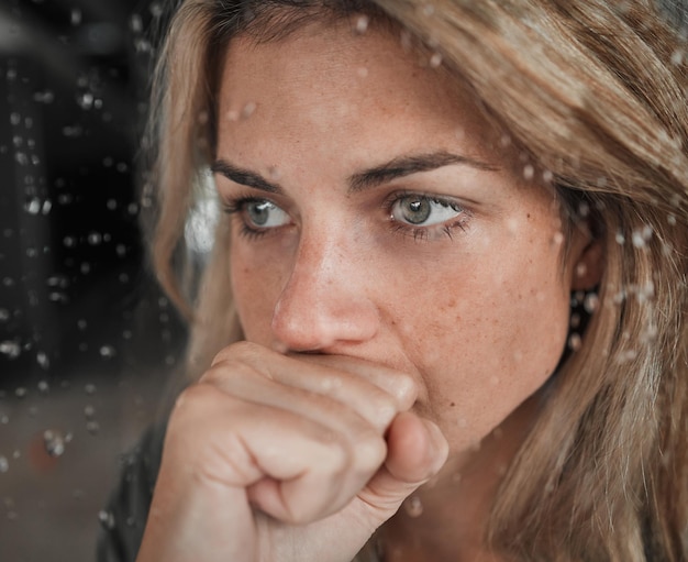 Photo anxiété de stress et santé mentale femme par fenêtre dans la maison maison et psychologie soutiennent la pensée d'asile tout en regardant la pluie zoom peur visage ou dépression d'une personne triste effrayée ou épuisée en lock-out