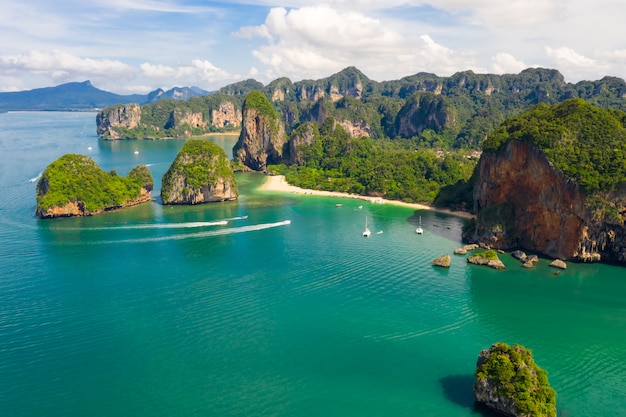 Ao nang et rai pondent avec vue sur le paysage aérien de la plage de pranang