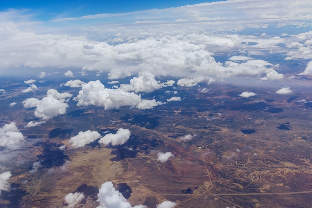 Aperçu sur l'avion de nuages duveteux dans un paysage pittoresque du désert de montagne du Nouveau-Mexique avec la chaîne de montagnes