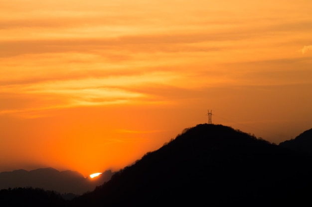 Aperçu des montagnes au coucher du soleil avec pylône électrique