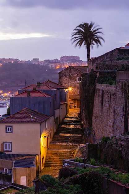 Aperçu de la vieille ville de Porto, Portugal la nuit. Prise de vue verticale