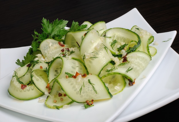 Apéritif aigu de concombres frais avec ail, aneth, épices