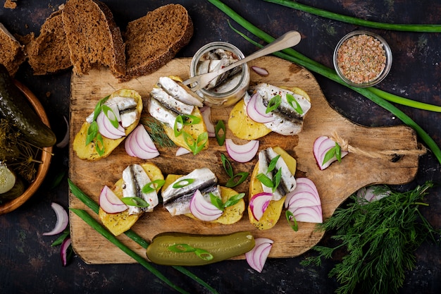 Apéritif d&#39;anchois hareng et pomme de terre cuite au four. Plat poser. Vue de dessus