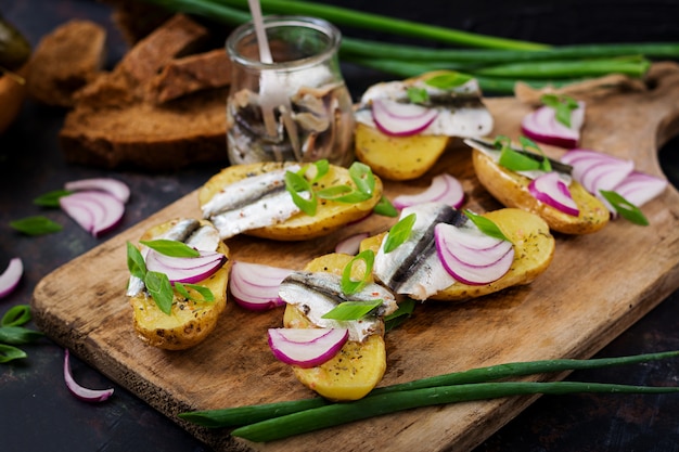 Apéritif d&#39;anchois hareng et pomme de terre cuite au four.