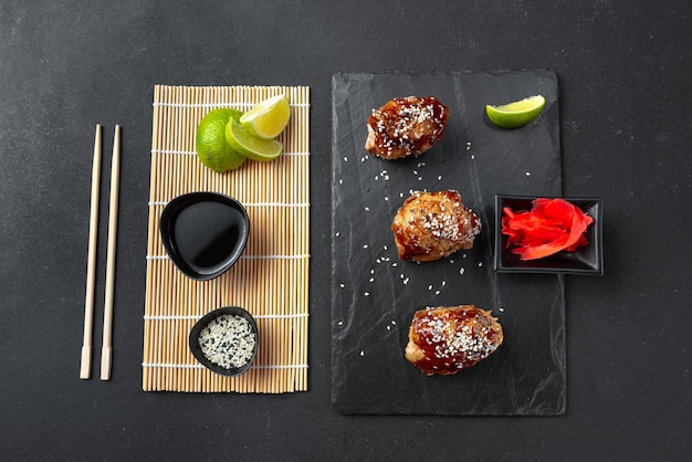 Apéritif asiatique cuisine chinoise poulet à la sauce aigre-douce sur fond noir poulet avec t