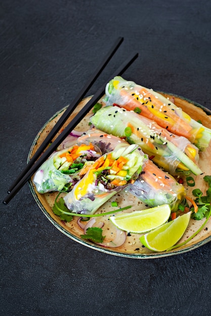 Apéritif asiatique frais Rouleaux de printemps (Nem) à base de papier de riz et de crudités. Nourriture vietnamienne