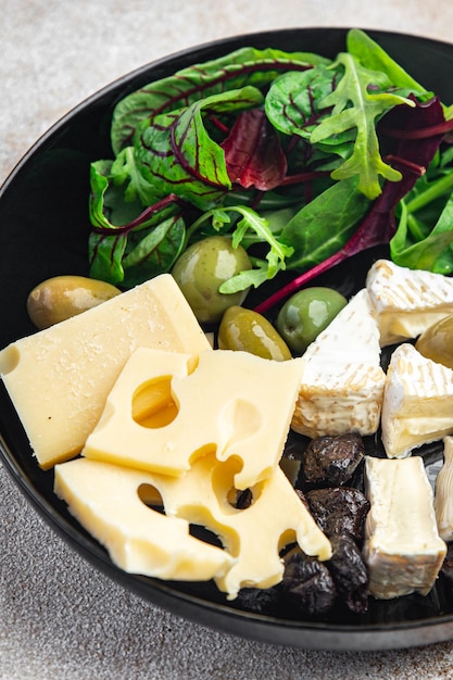 apéritif assiette fromage saucisse olives bâtonnets de pain prêt à manger frais portion saine diététique