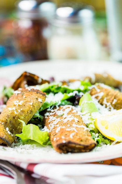 Apéritif d'aubergine Rotoli dans un restaurant italien.