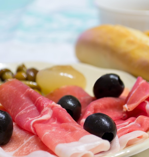 Apéritif aux olives de jambon cru et plus