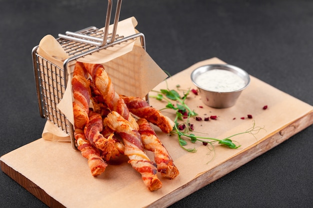 Apéritif de bière chaude bâtonnets de bacon frits