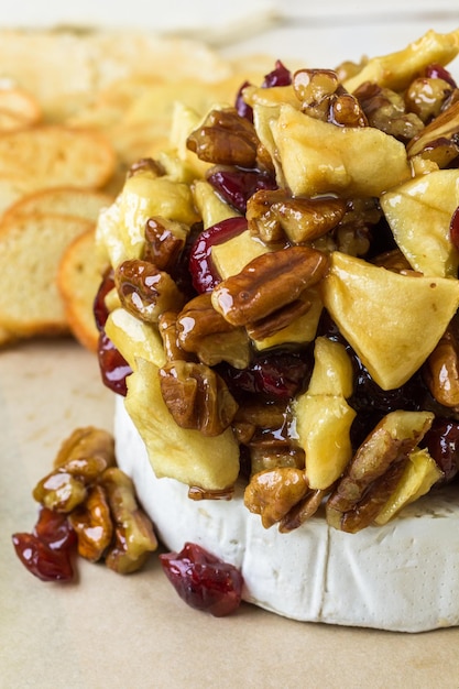 Apéritif de brie aux noix de caramel et aux canneberges pour la fête de Noël.