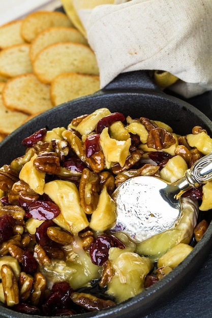 Apéritif de brie aux noix de caramel et aux canneberges pour la fête de Noël.