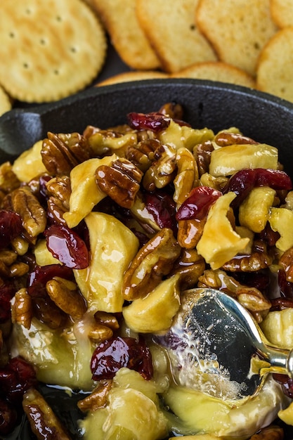 Apéritif de brie aux noix de caramel et aux canneberges pour la fête de Noël.