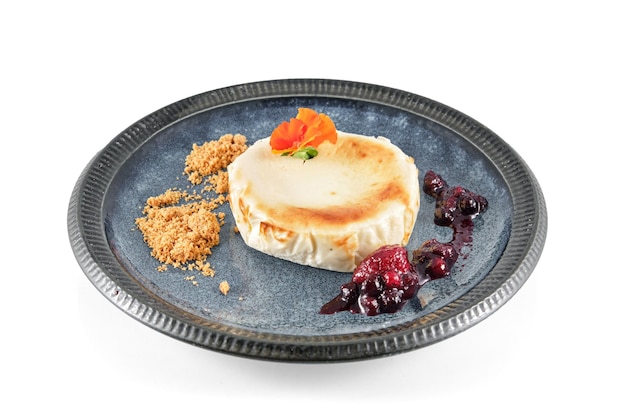 Apéritif de camembert doux grillé servi avec confiture de canneberges et chapelure sur assiette