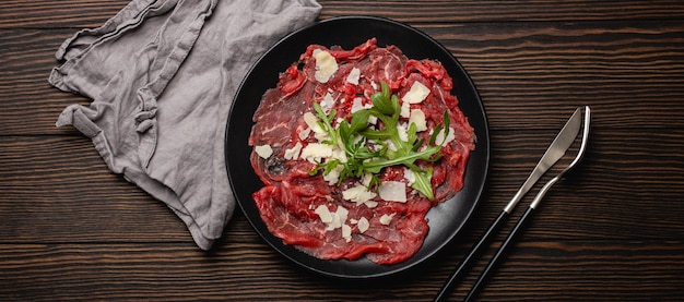 Apéritif de charcuterie carpaccio de boeuf au parmesan et