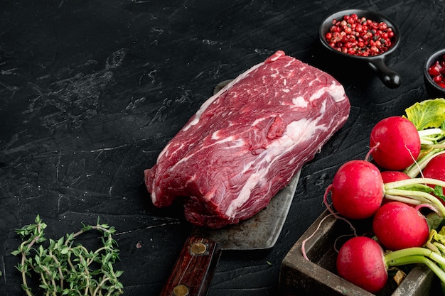 Apéritif de charcuterie de viande fraîche - carpaccio de boeuf ingrédients frais crus, sur pierre noire