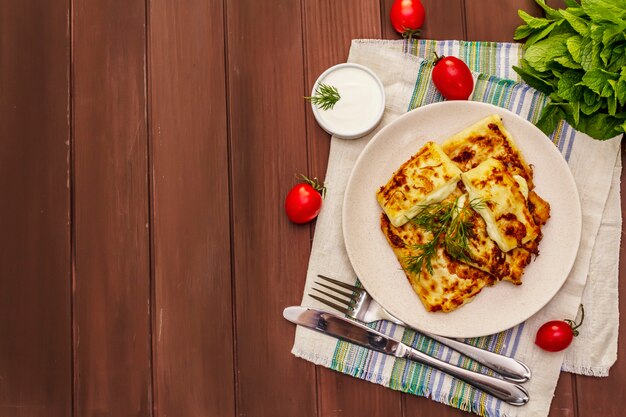 Apéritif chaud - pain pita avec du fromage et des herbes. Nourriture saine végétarienne