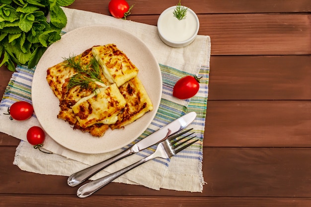 Apéritif chaud - pain pita avec du fromage et des herbes. Nourriture saine végétarienne