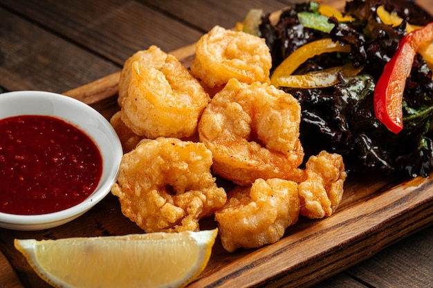 Apéritif de crevettes frites avec salade verte