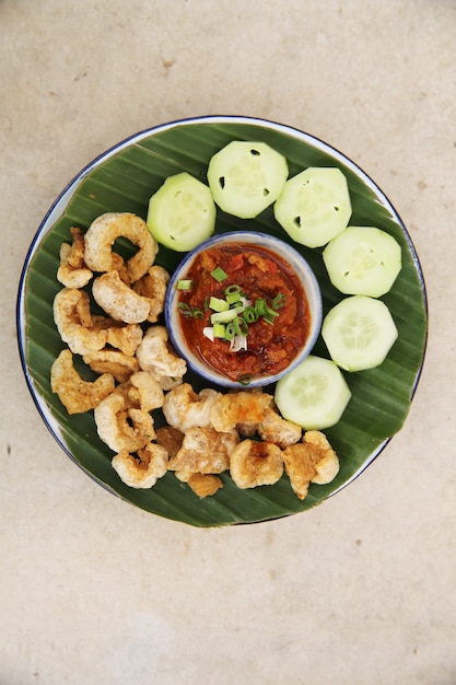 Apéritif de cuisine thaïlandaise, Nam Prik Aong, porc thaïlandais de style nordique et relish de tomates et collation de porc, couenne de porc, grattage de porc, crépitement de porc