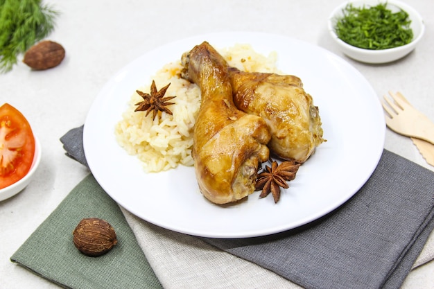 Apéritif délicieux biryani de poulet épicé dans un bol blanc sur fond blanc Cuisine indienne