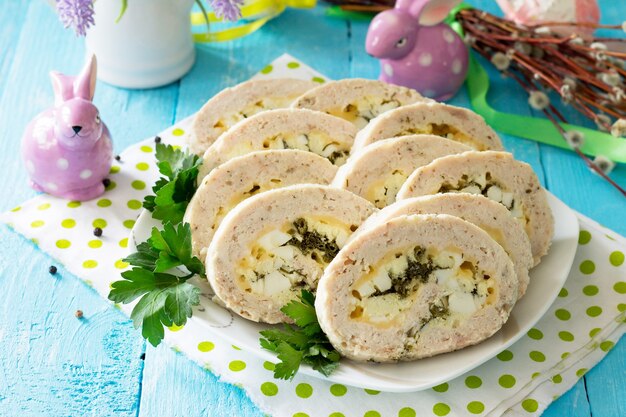 Apéritif festif recette de Pâques Pain de viande avec fromage aux œufs et légumes verts