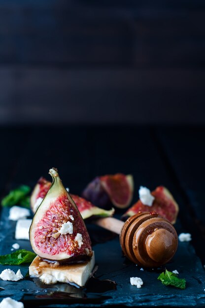 Apéritif de figues et fromage au miel.