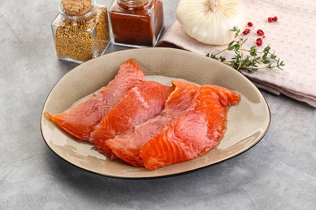Apéritif de filet de saumon cru salé