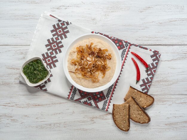 Apéritif froid traditionnel moldave Fasolita. Purée de haricots bouillis aux oignons caramélisés.