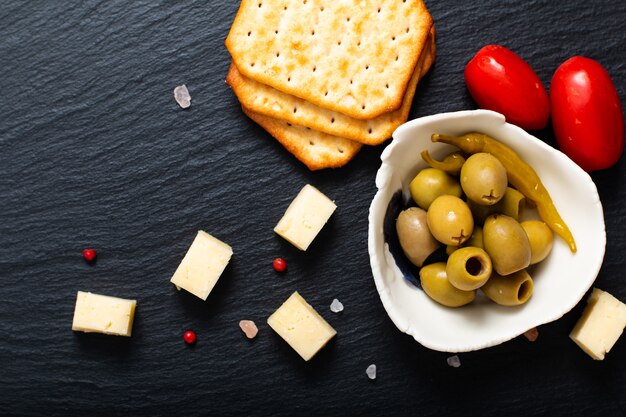 Apéritif, fromage, tomates, et, biscuit, olives, sur, ardoise noire