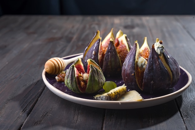 Apéritif gastronomique de figues au fromage de chèvre, aux noix et au miel