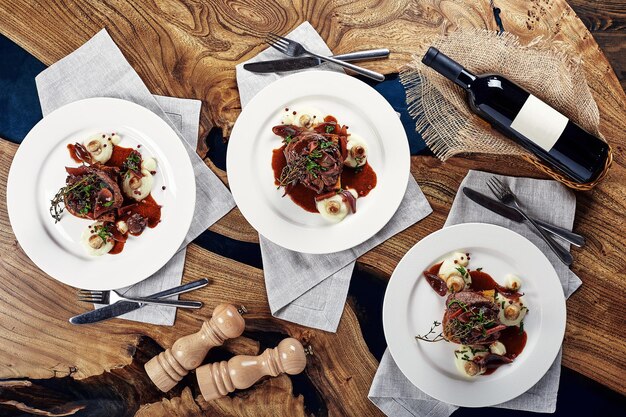 Apéritif gourmand Banquet traiteur joliment décoré Foie gras aux baies