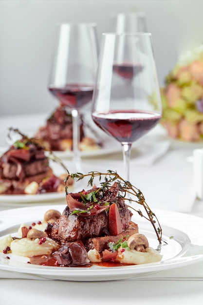 Apéritif gourmand : Banquet traiteur joliment décoré de foie gras aux fruits rouges.