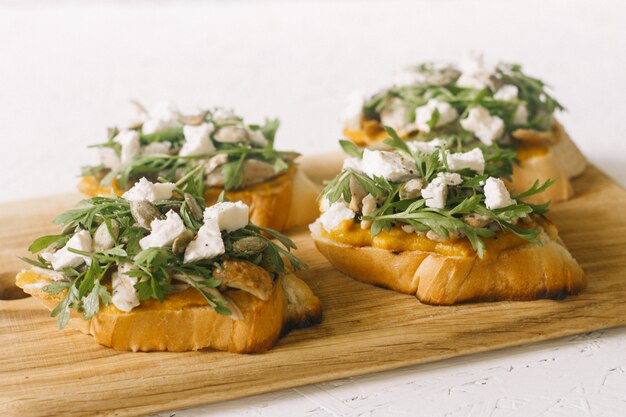 Apéritif italien à la bruschetta avec roquette, persil et fromage