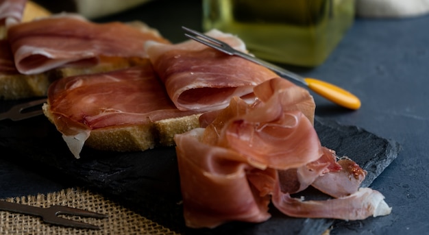 Apéritif jambon serrano avec pain