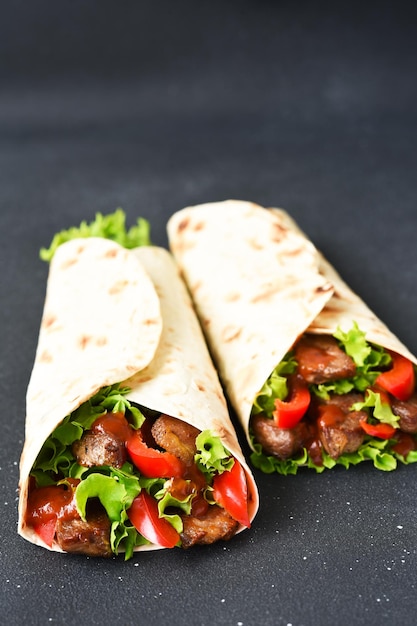 Photo apéritif lavash avec viande de laitue et sauce tacos mexicains shawarma