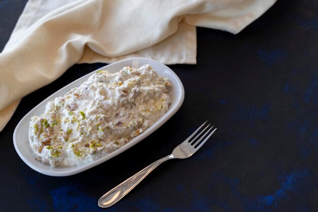 Apéritif Marko Pasha préparé avec du poulet, des aubergines rôties, de l'ail, des noix et de la mayonnaise Saveurs de la cuisine turque traditionnelle Apéritif servi avec l'espace de copie du plat principal