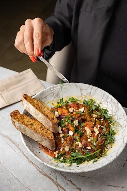 Apéritif Mexicain, Mélange de Pois Frits, Haricots Plats et Tomates aux Herbes