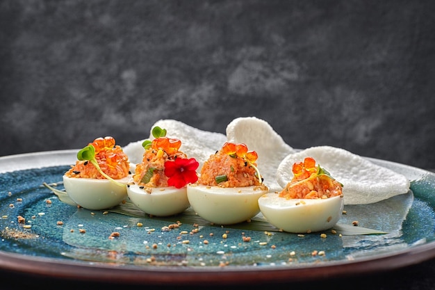 Apéritif d'œufs farcis au saumon et au caviar mise au point sélective
