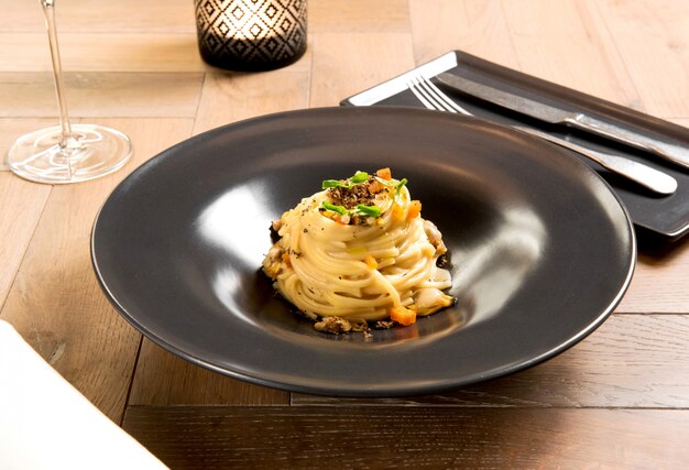 Apéritif de pâtes linguine, truffe et palourdes