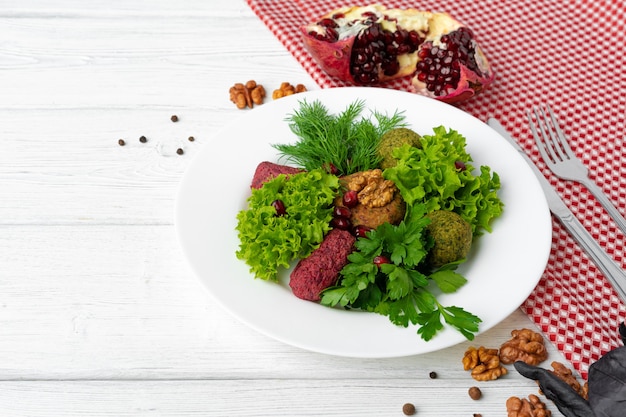 Apéritif plat géorgien traditionnel Phali servi avec des feuilles de salade et des verts