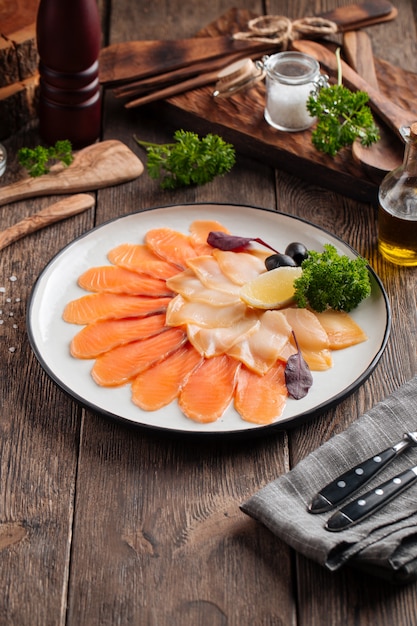 Apéritif de plateau de poisson fumé sur la table en bois