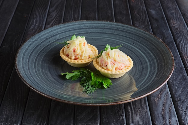 Apéritif à la réception. Tartelette au fromage et à la chair de crabe