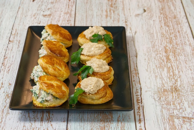 Apéritif rempli de pâte feuilletée avec garniture de salade sur une assiette