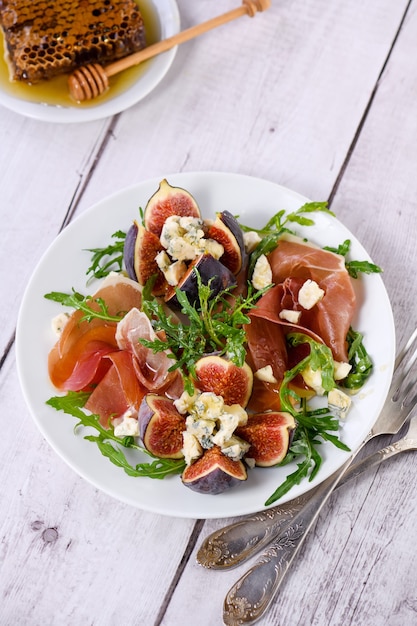 Apéritif Roquette Au Jambon De Parme Et Fromage Bleu Farci Aux Figues Fraîches